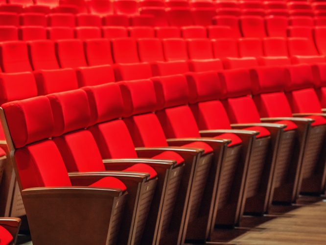 影院椅的扶手会不会松动？哪种材质更耐用？