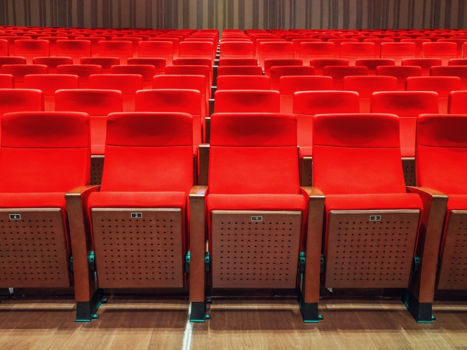 影院椅的“视线设计”重要吗？怎么避免前排挡视线？