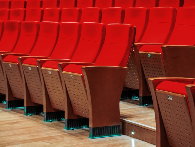 礼堂椅的靠背能贴合腰部吗？久坐会不会腰酸？