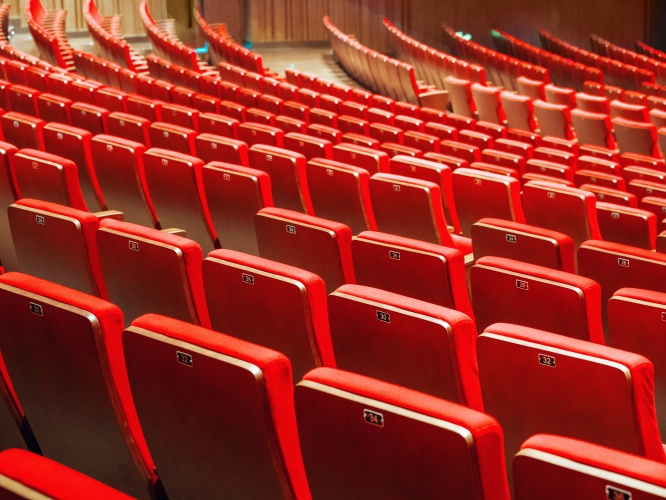 礼堂椅的站脚是铁的好还是铝合金的好？