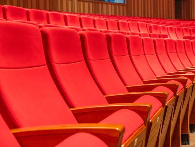 礼堂椅的坐垫能翻转吗？紧急疏散时方便吗？