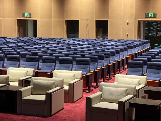 阶梯椅的站脚需要多稳固？如何避免后排椅子前倾风险？